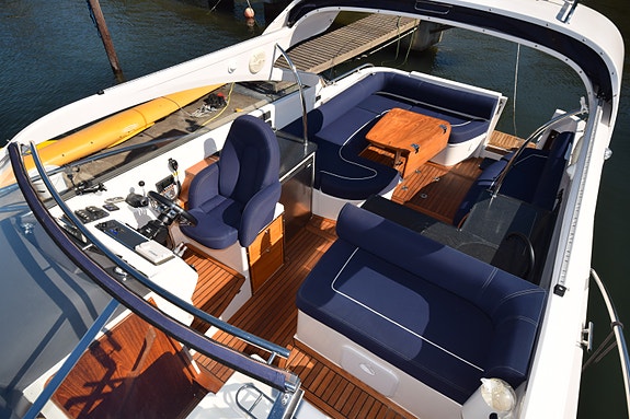 2008 Marex 350 Cabriolet Cruiser - Volvo Penta D6-370 8 of 27