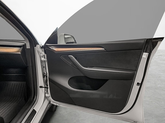 Tesla Model Y 17 of 28