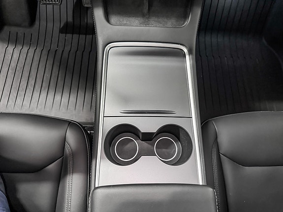 Tesla Model Y 15 of 28