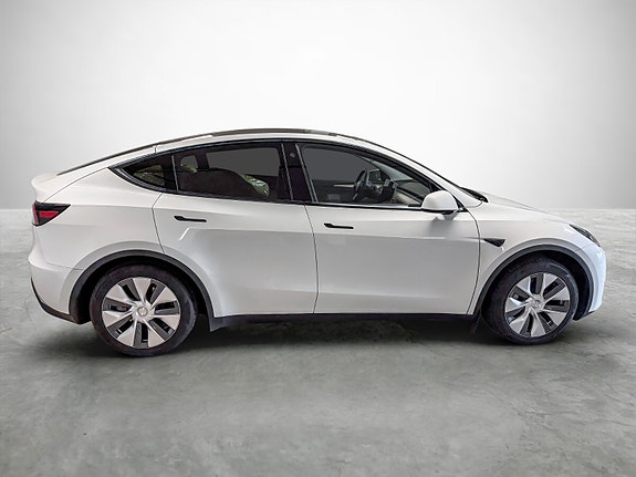 Tesla Model Y 6 of 28