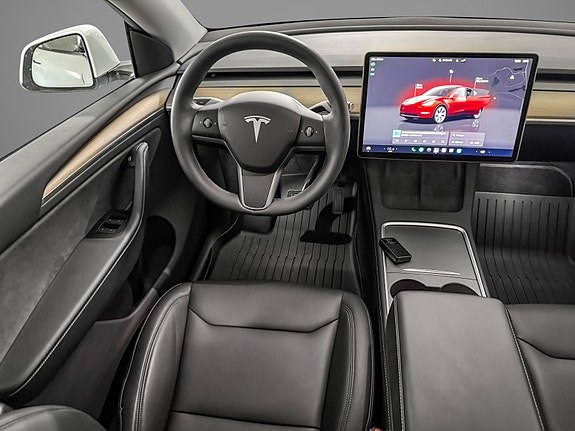 Tesla Model Y 16 of 28