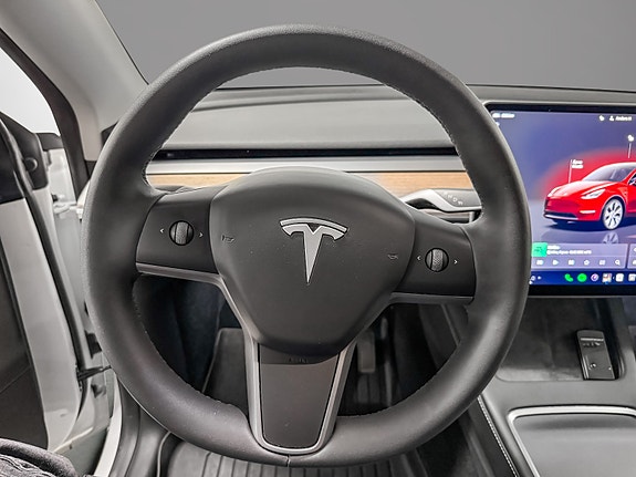 Tesla Model Y 12 of 28