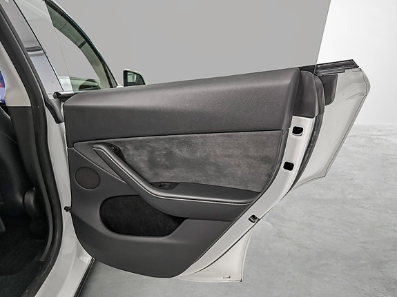 Tesla Model Y 23 of 28