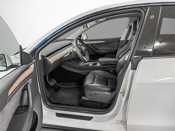 Tesla Model Y 9 of 28