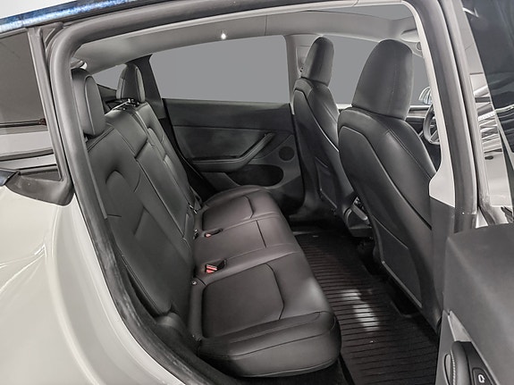 Tesla Model Y 24 of 28
