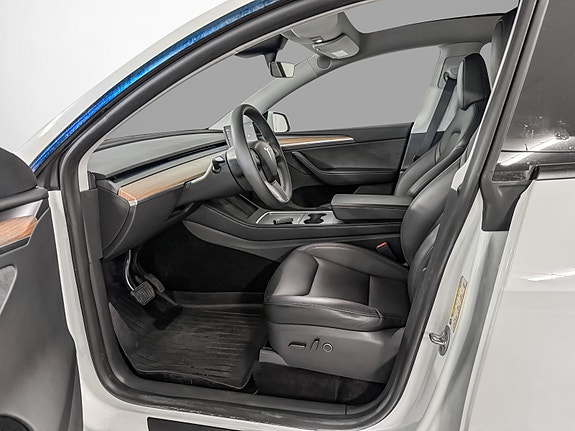 Tesla Model Y 10 of 28