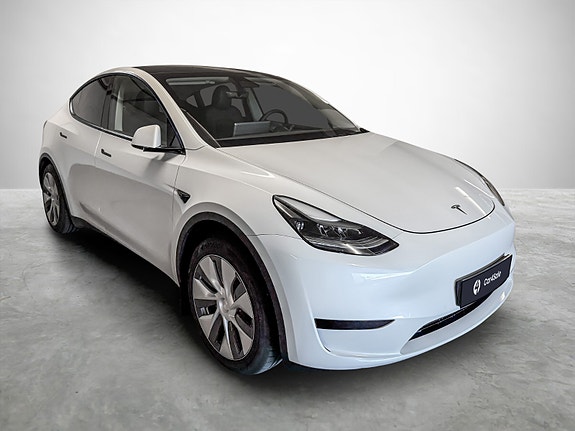 Tesla Model Y 7 of 28