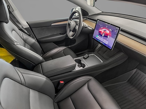 Tesla Model Y 20 of 28