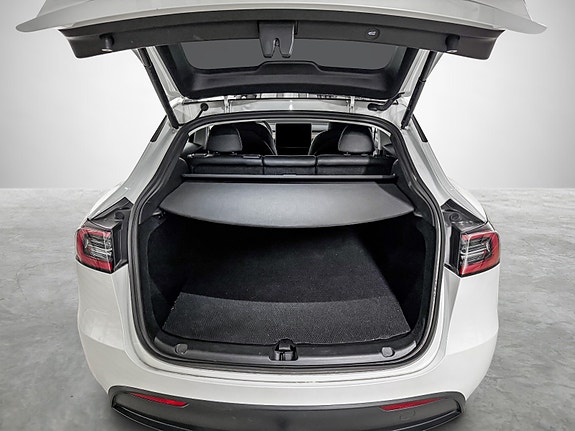 Tesla Model Y 25 of 28