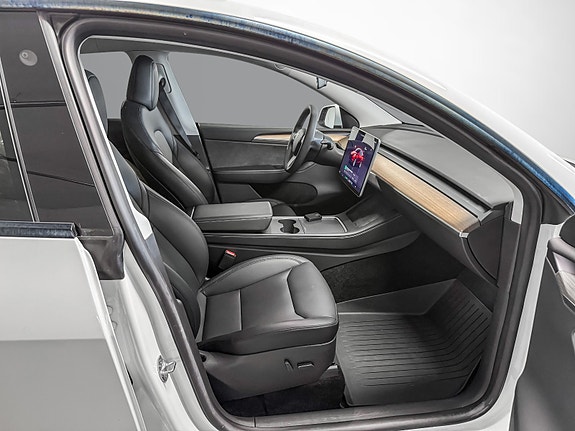 Tesla Model Y 18 of 28
