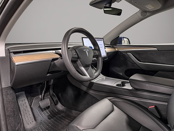 Tesla Model Y 12 of 30