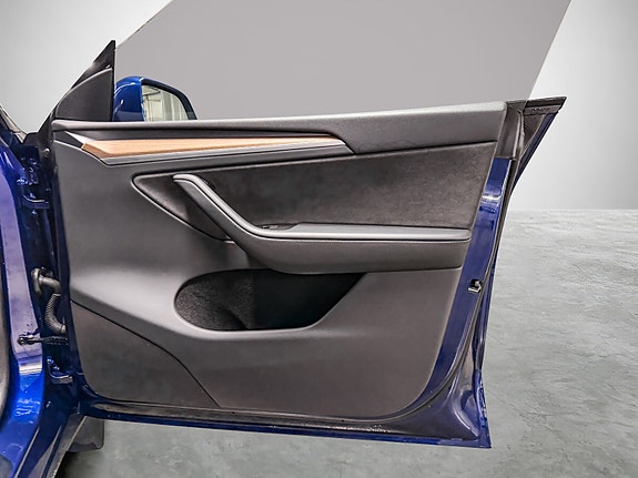 Tesla Model Y 15 of 30