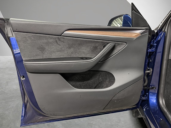 Tesla Model Y 9 of 30