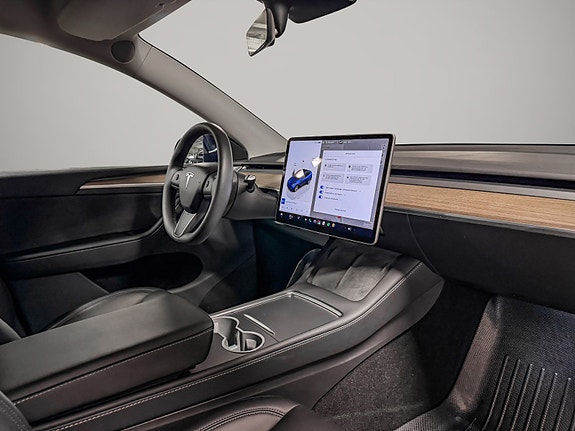 Tesla Model Y 18 of 30