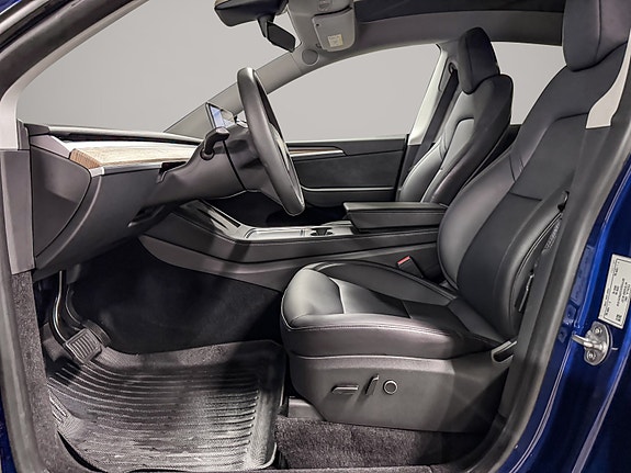 Tesla Model Y 10 of 30