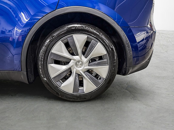 Tesla Model Y 29 of 30
