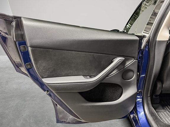 Tesla Model Y 20 of 30