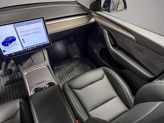 Tesla Model Y 19 of 30