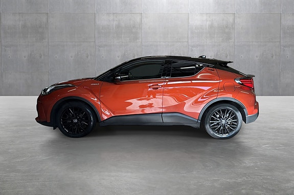 Toyota C-HR 2 of 27