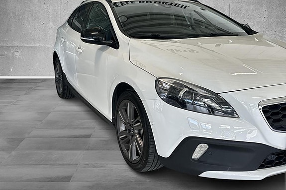Volvo V40 Cross Country 2 of 23