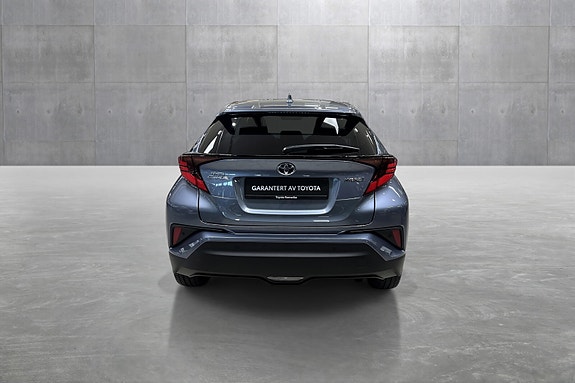 Toyota C-HR 4 of 19