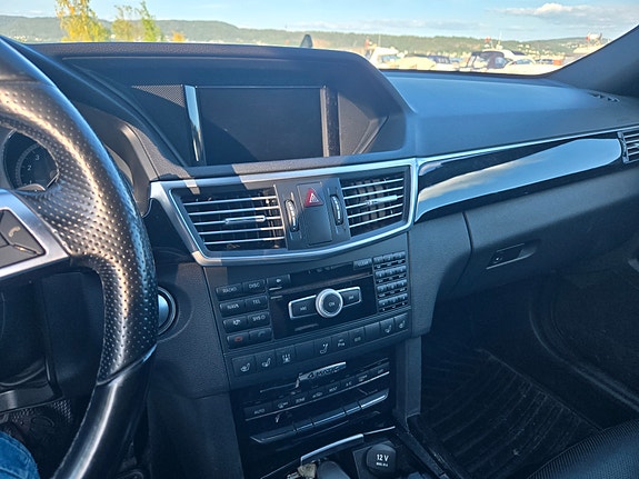 Mercedes-Benz E500 7 of 9
