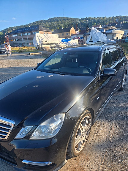 Mercedes-Benz E500 2 of 9