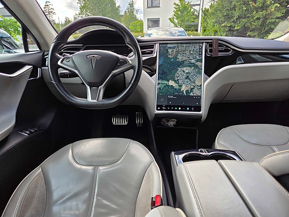 Tesla Model S 4 of 7