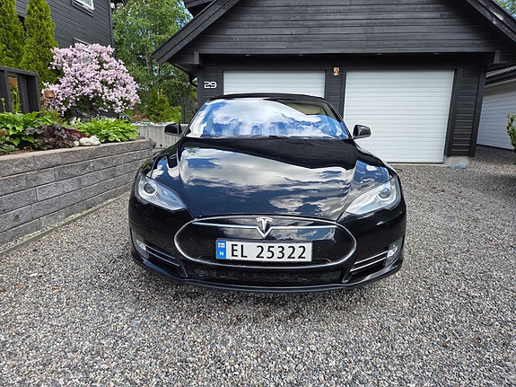 Tesla Model S 2 of 7
