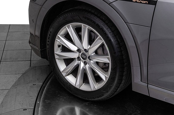 Audi e-tron 9 of 24