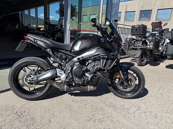 Yamaha MT-09 4 of 6