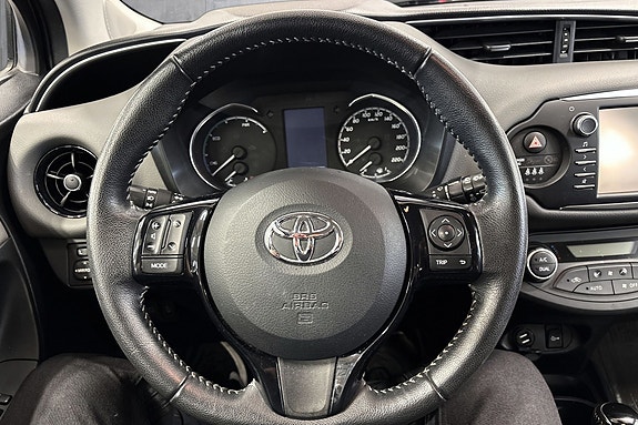 Toyota Yaris 11 of 30