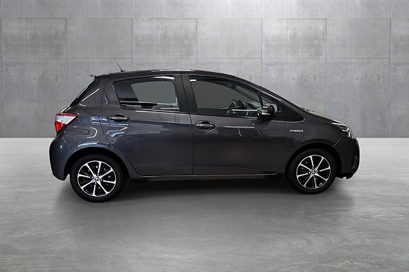 Toyota Yaris 6 of 30