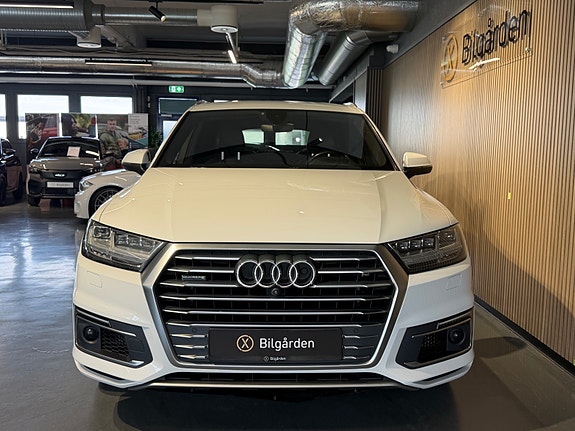 Audi Q7 2 of 30