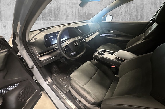 Nissan Ariya 9 of 18