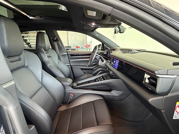 Porsche Macan 4 14 of 24