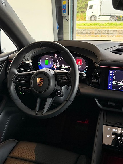 Porsche Macan 4 18 of 24