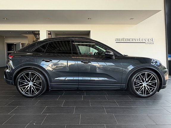 Porsche Macan 4 3 of 24