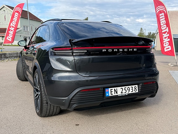 Porsche Macan 4 22 of 24