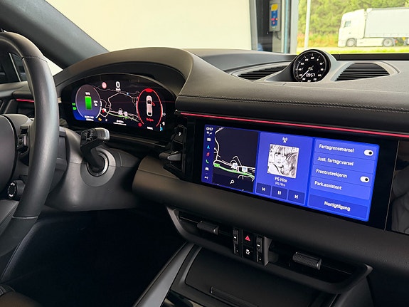 Porsche Macan 4 9 of 24