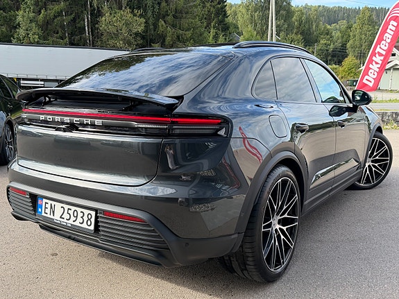 Porsche Macan 4 23 of 24