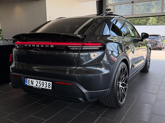 Porsche Macan 4 4 of 24