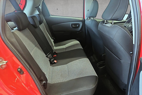 Toyota Yaris 15 of 30