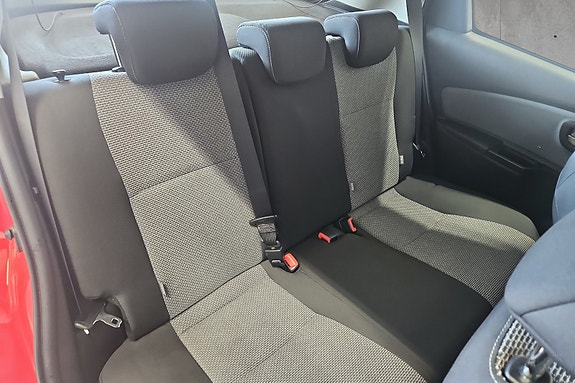 Toyota Yaris 14 of 30