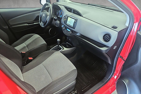 Toyota Yaris 13 of 30