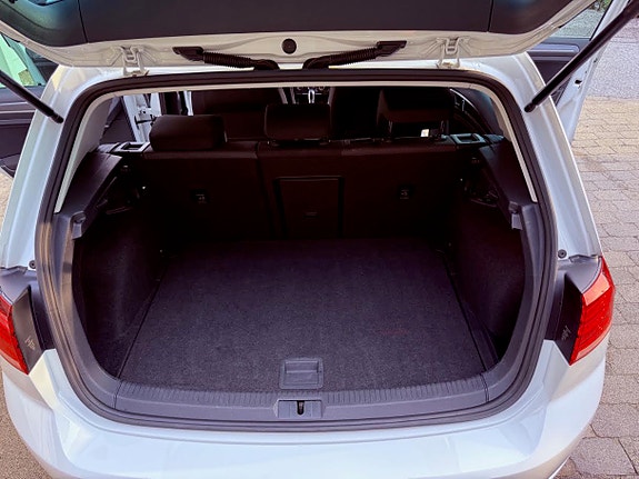 Volkswagen e-Golf VII 11 of 13