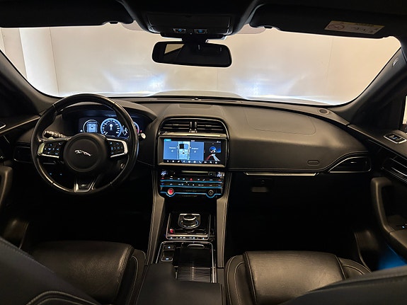 Jaguar F-PACE 13 of 30