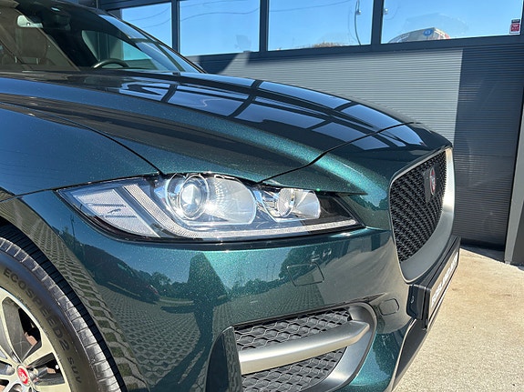 Jaguar F-PACE 12 of 30