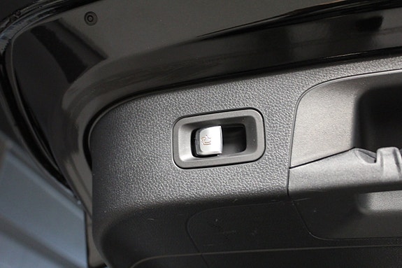 Mercedes-Benz EQC400 26 of 28