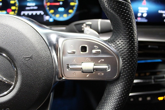 Mercedes-Benz EQC400 13 of 28